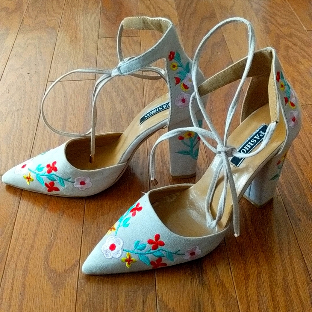 Nude chunky heel pumps with floral embroidery